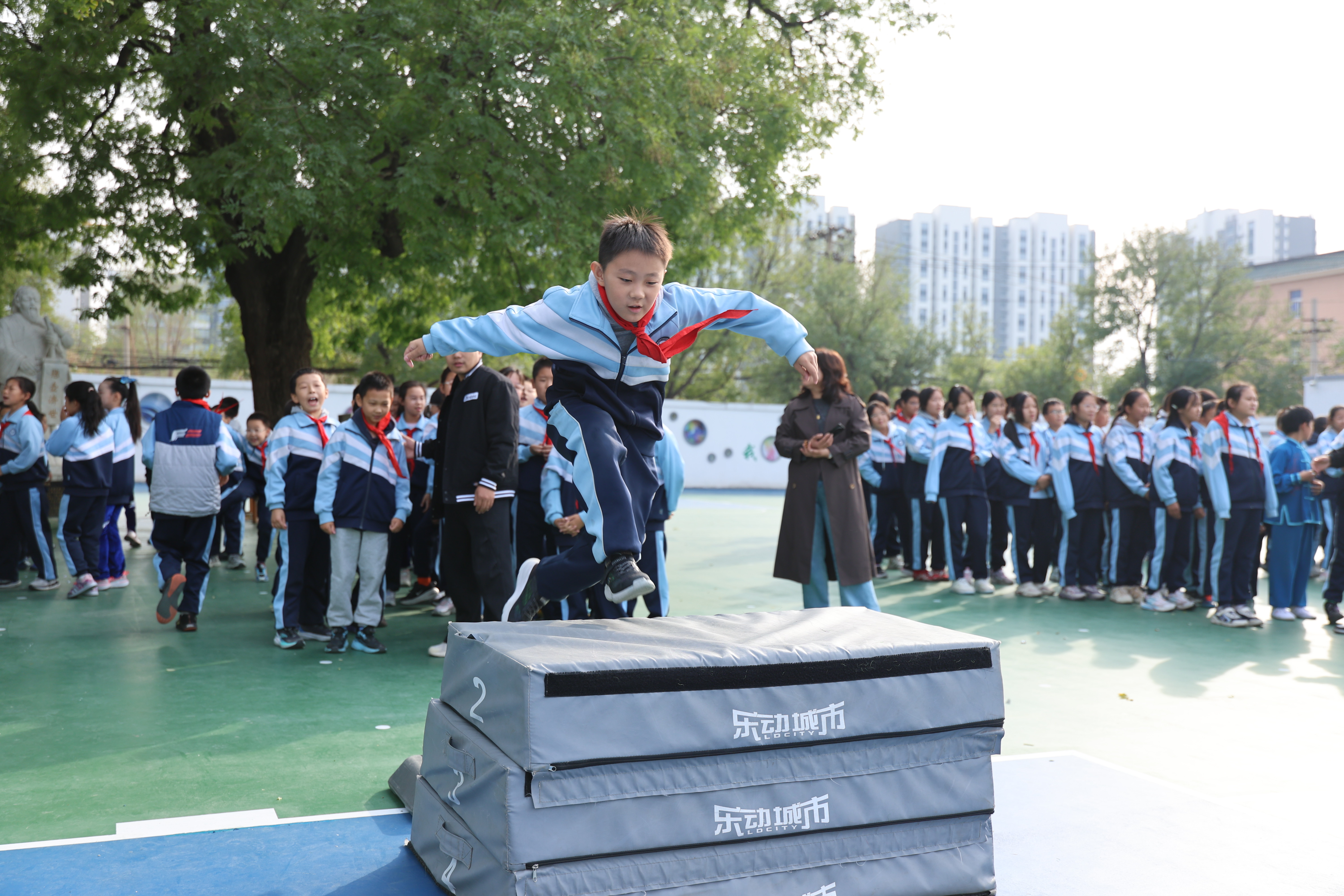 “奔跑吧・少年”活力开跑!趣味运动会点燃看丹小学运动热潮