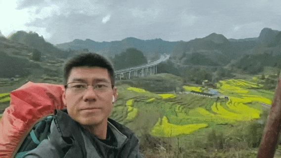 王成在去往马头寨的路上。新华社发