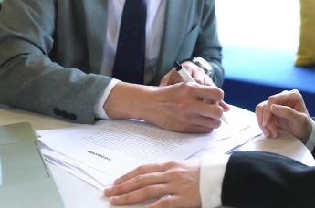 青岛金茂拟引入新股东，拟出让35%股权