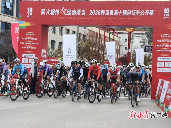 随着发令枪响，各参赛选手发车。