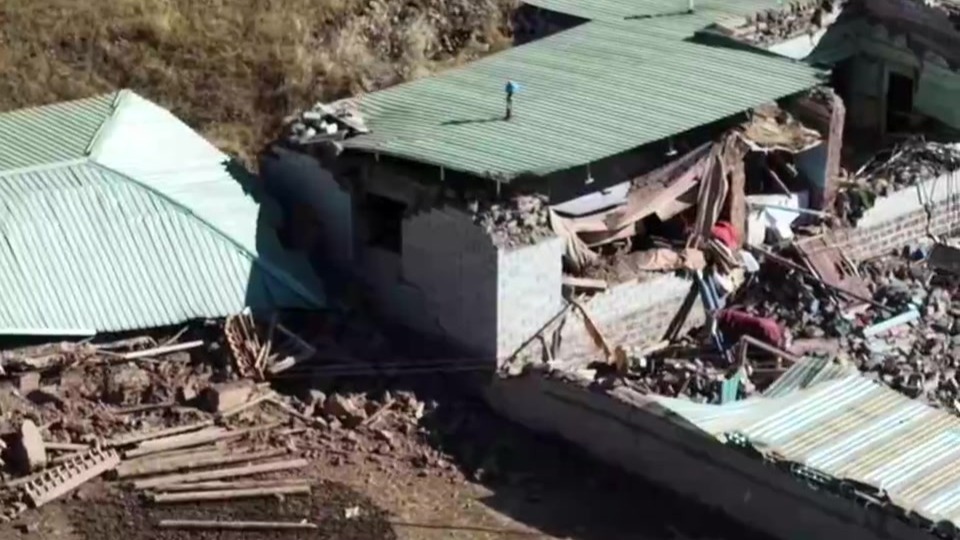 西藏巴青地震受灾核心区域航拍画面曝光