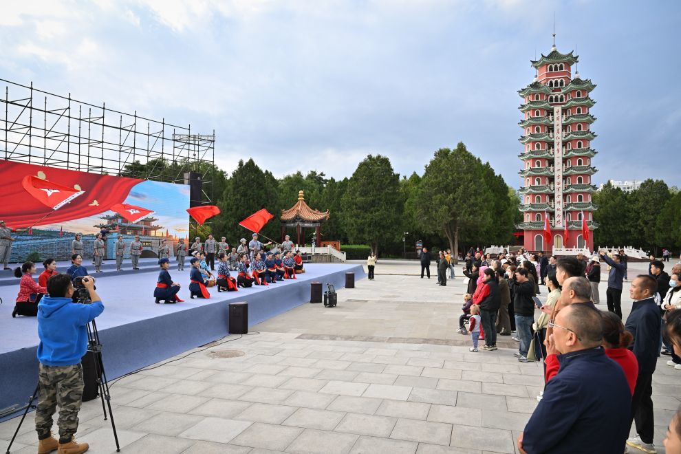 2026年10月15日，在甘肃省会宁县，人们在红军会宁会师旧址观看长征题材舞台剧。