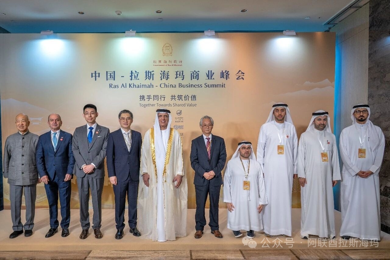 峰会前,阿联酋联邦最高委员会成员、拉斯海玛酋长谢赫·萨乌德·本·萨克尔·卡西米(H.H. Sheikh Saud bin Saqr Al Qasimi)同与会嘉宾合影。左起第四位为凤凰卫视运营总裁、凤凰网CEO李奇。