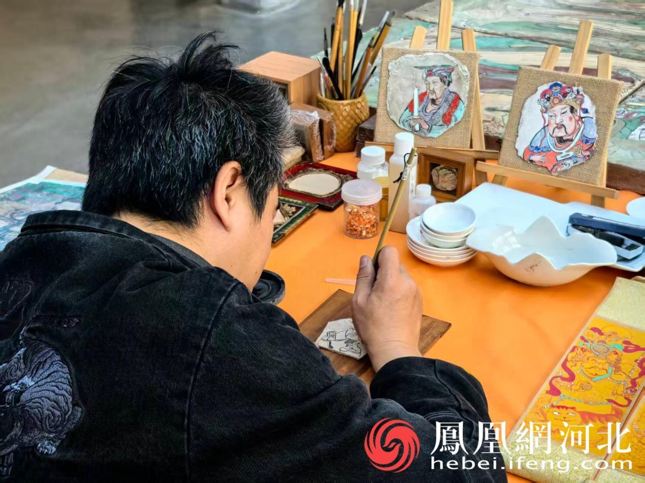 参观者现场体验绘制毗卢寺壁画题材作品