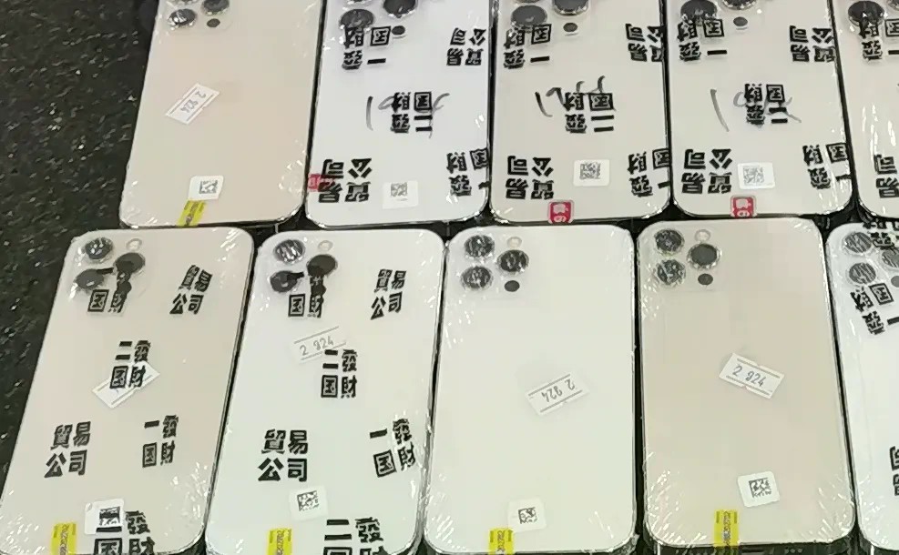 自行车后座铁板暗藏玄机 一男子携12台旧手机进境被查获