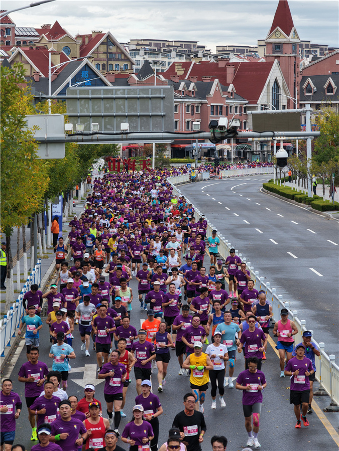 与光同行!1.5万人奔赴日照马拉松“十年之约”!