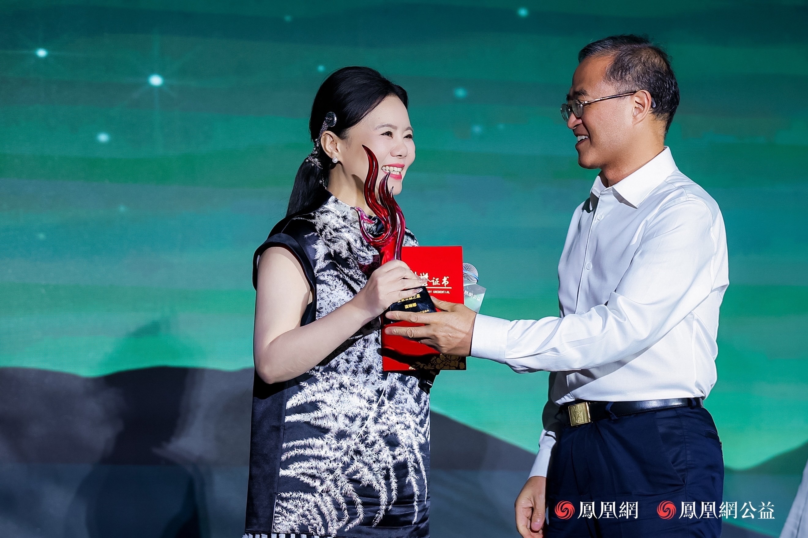 龚琳娜获评音乐公益之星