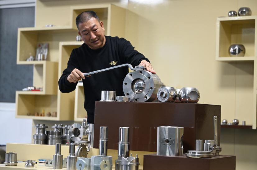 10月19日,位于临城经济开发区的邢台吉懋精密机械有限公司工人在展示阀门配件。