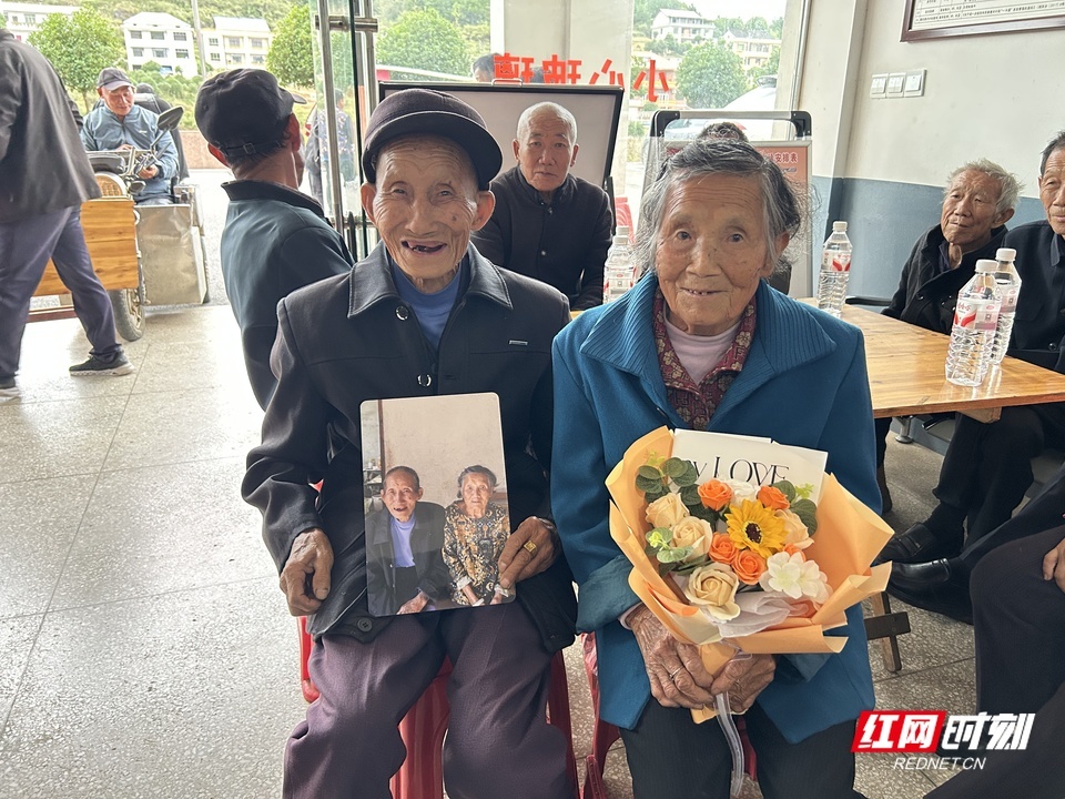 张家岭村为金婚老人免费打印合照。