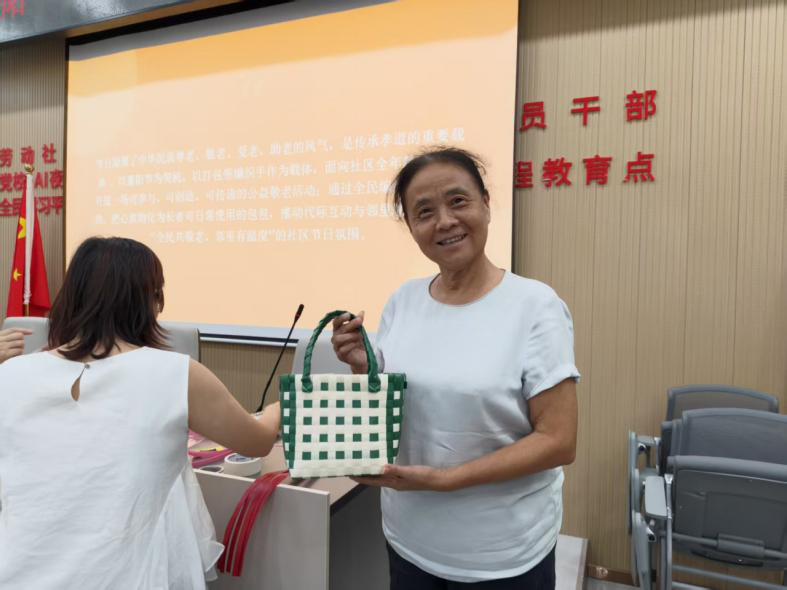 “织暖重阳·青银同行”西乡街道劳动社区重阳节主题活动