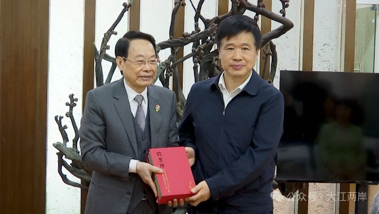 萧晖荣教授向江苏省文联赠书，何超书记代为接受赠书