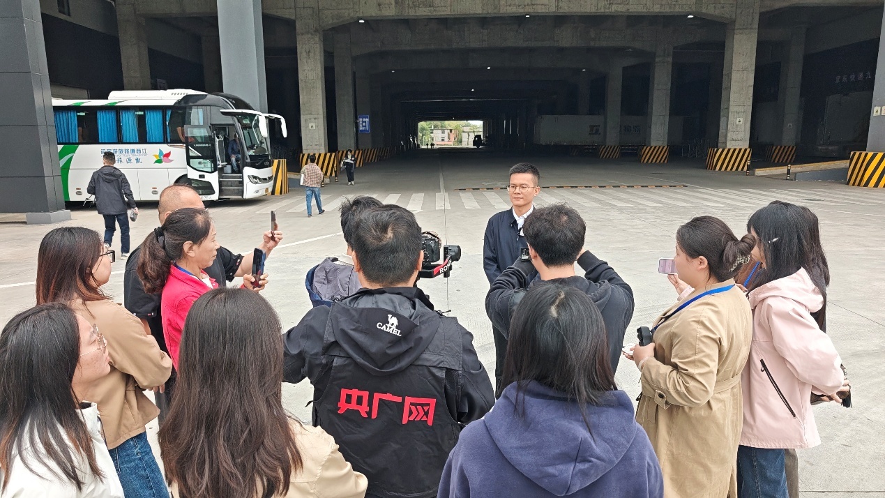 九江市柴桑区交通投资公司总经理李锋向采访团介绍园区情况