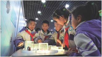 　　近日，教育部印发通知，公布首批全国中小学科技教育实验区和实验校，静宁县跻身首批全国科技教育实验区，标志着该县科技教育工作迈入国家级试点建设行列。　　图为该县学生在做科学实验。　　 本报记者 戴腾飞 摄