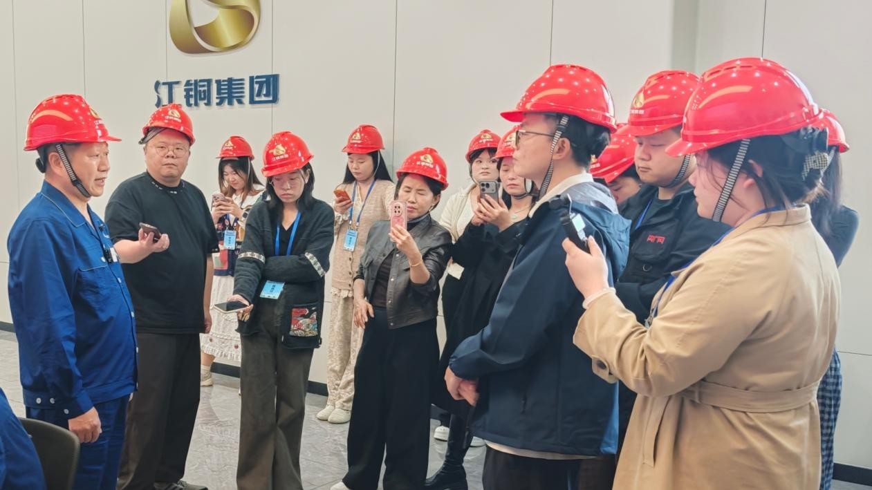 公司总经理李样人向采访团介绍企业相关情况