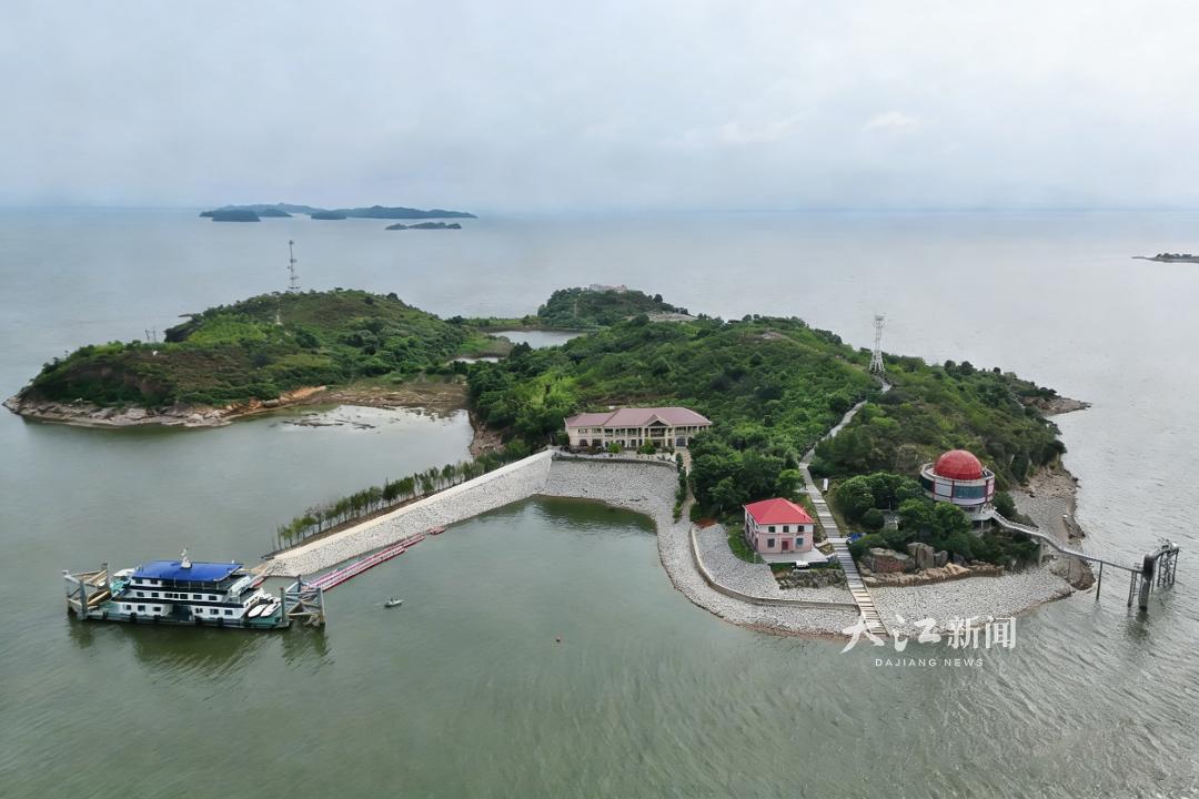 公安机关牵头省直涉水执法部门驻扎鄱阳湖蛇山岛开展联合巡逻执勤.png