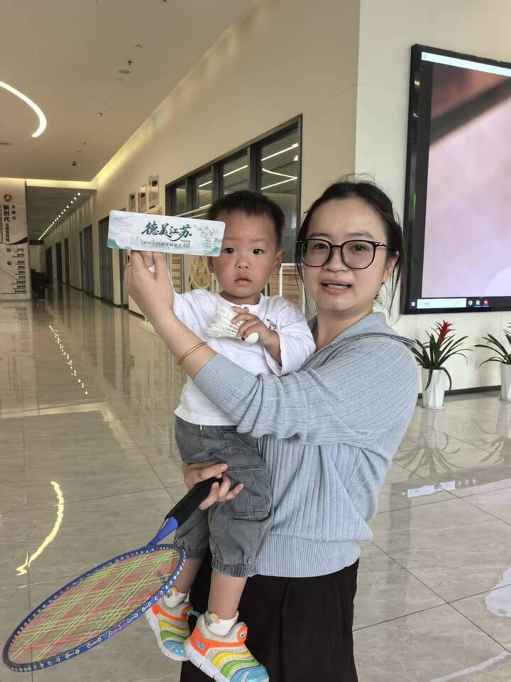 村民带着孩子前来锻炼 王晶枫 摄