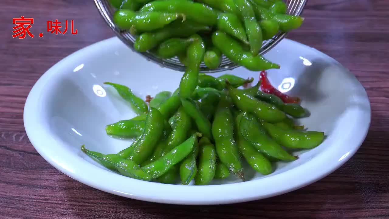 煮毛豆，不能直接用水煮，餐馆都这样做，毛豆入味还不变黄