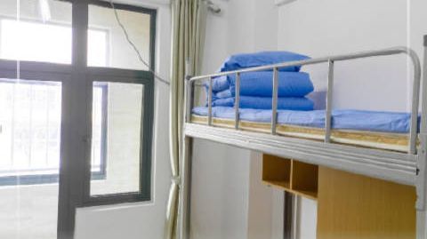 【13岁男生被殴致盲治疗费已花600万刚开完防欺凌大会学生被打重伤】