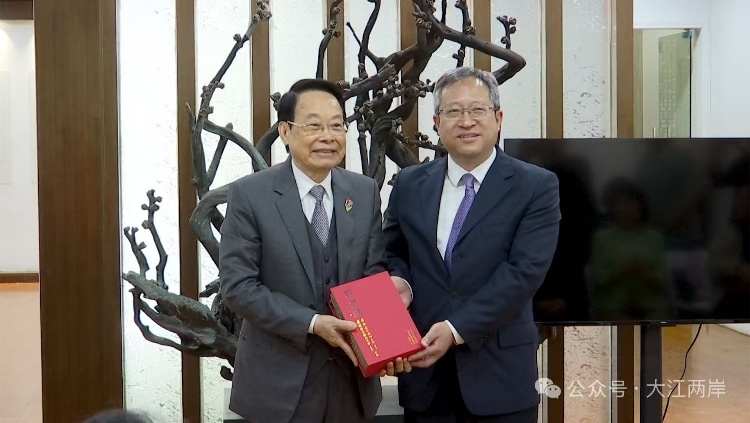 萧晖荣教授向江苏省委统战部赠书，刘步健副部长代为接受赠书