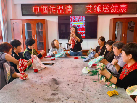 巧手制艾锤 温情传健康|宁晋县东城社区省级妇女儿童之家开展亲子非遗实践活动