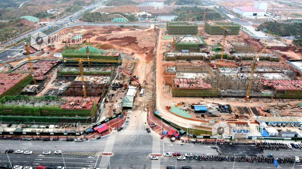 2026年10月22日,江西遂川高铁新区遂川中学(二部)项目建设正酣,施工现场机械轰鸣,多栋建筑同步推进主体施工。