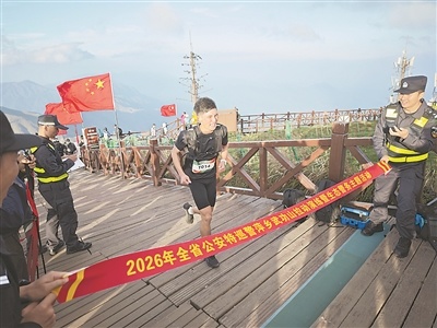 参赛队员冲刺(图/王政)