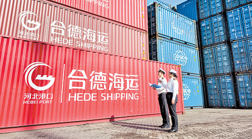 10月13日，在黄骅港综合港区集装箱码头，黄骅港海关关员开展多式联运现场监管工作。王玲方摄