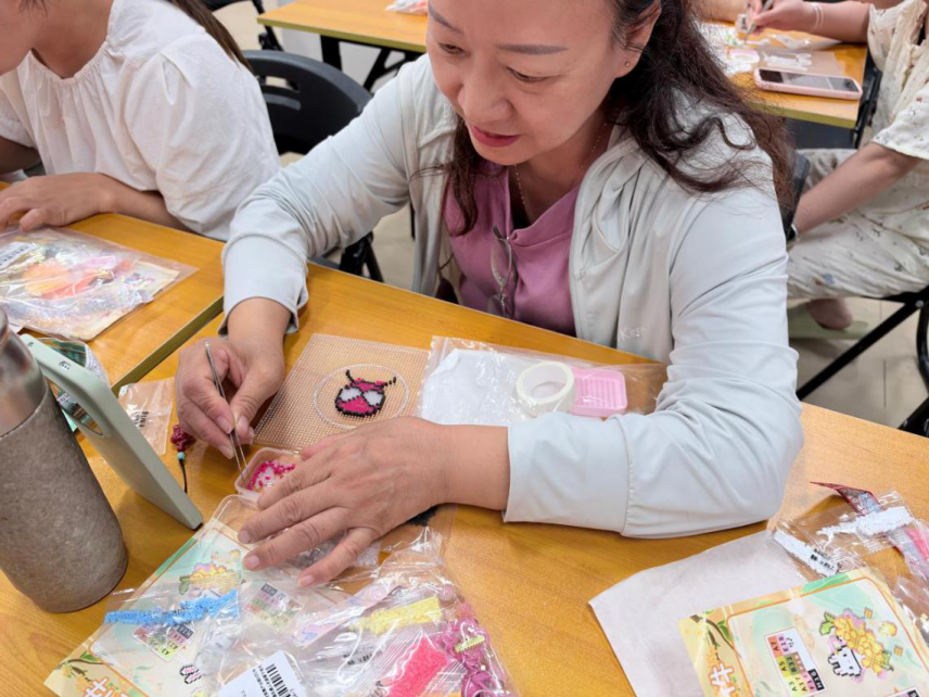 巧手拼豆乐重阳 敬老情暖夕阳红 ——西乡街道南昌社区开展重阳节老年人 拼豆手工活动