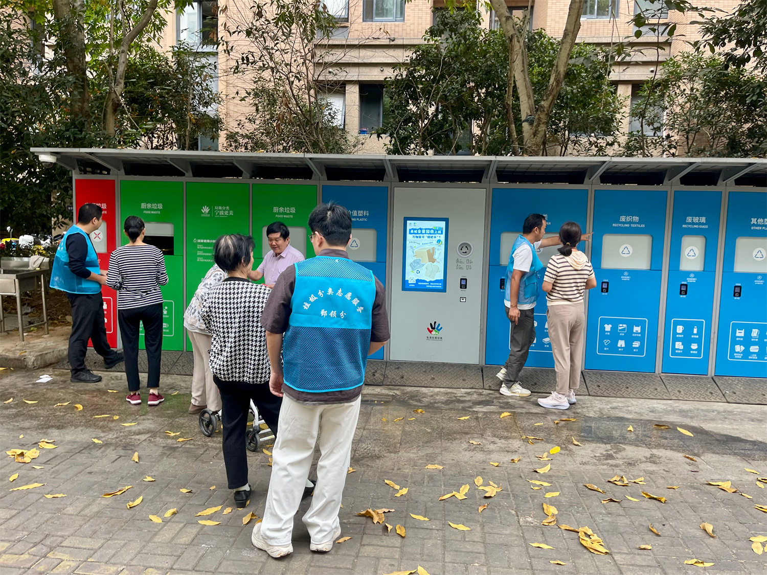 垃圾分类“开卡啦”!福明和城社区低碳市集热闹开市