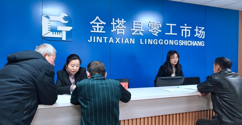 工作人员正在为求职者耐心推荐岗位