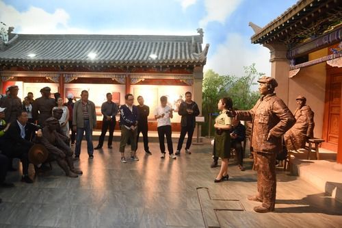 游客在红军长征哈达铺纪念馆内听讲解员讲述哈达铺会议的情况。新华社记者 罗晓光 摄