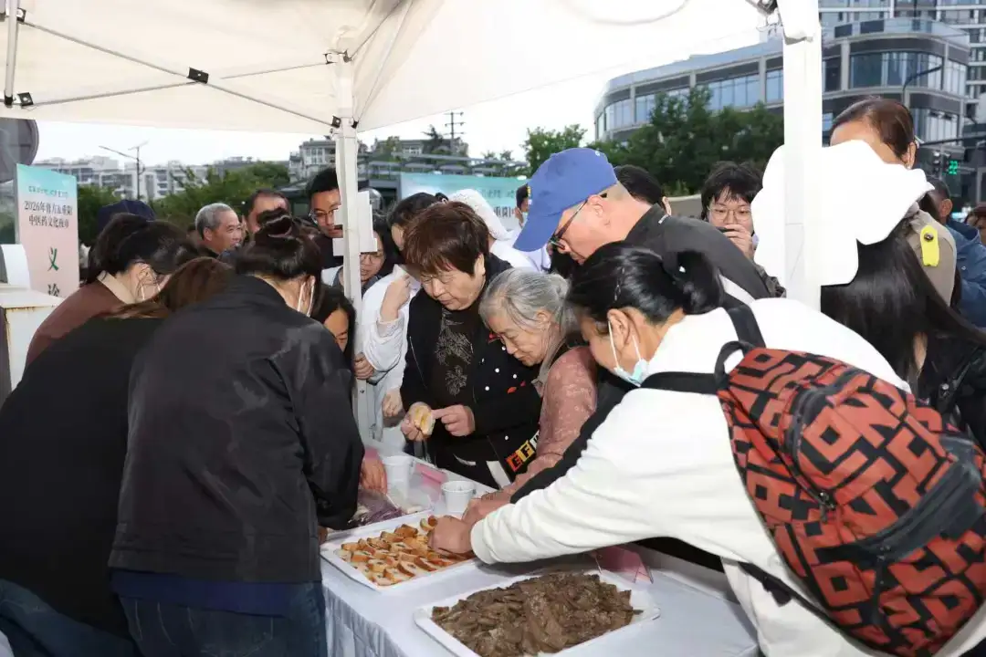 南京市中医院膏方与重阳中医药文化夜市圆满落幕，市民热捧中医药“夜盛宴”