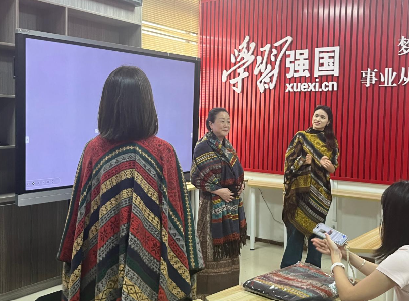 一条披肩解锁百变穿搭,乐群姐妹们美出圈!
