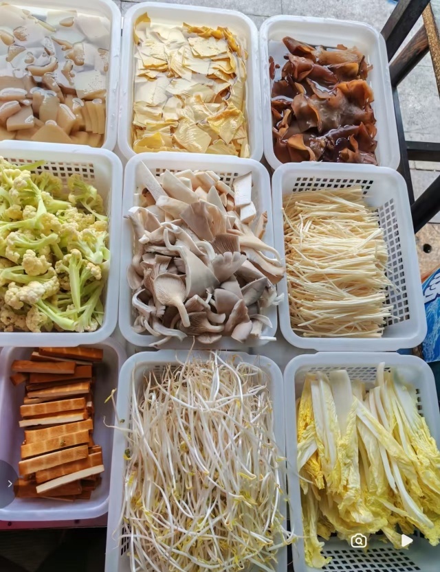 图为胡二妹摊位准备好的各类串串食材 图源:社交媒体截图