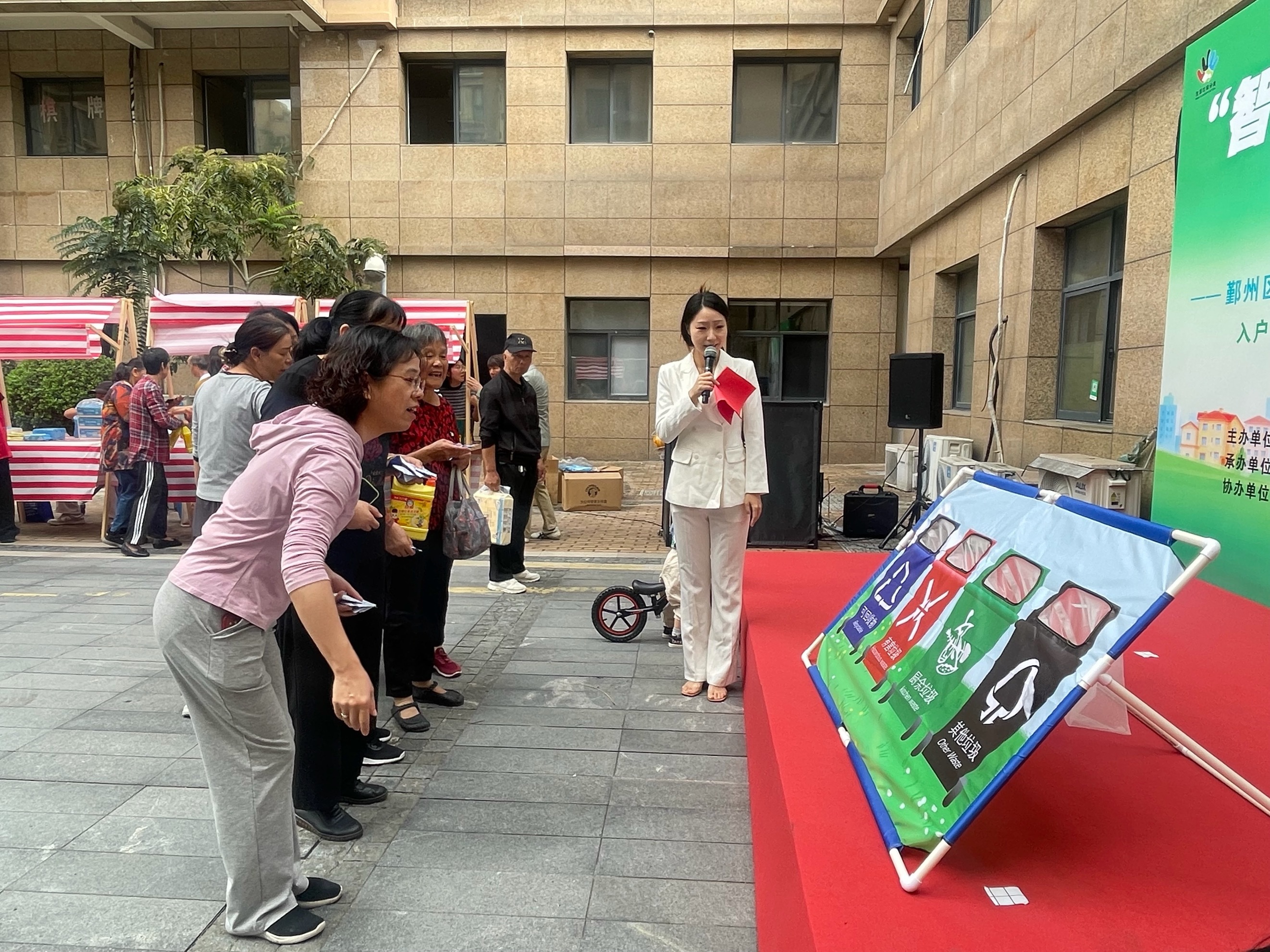 垃圾分类“开卡啦”!和城社区低碳市集热闹开市
