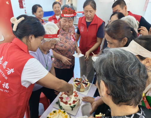 32位长者一起过生日——西乡街道福中福社区举办长者集体生日会