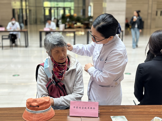 北京中医药大学东方医院秦皇岛医院 开展重阳敬老系列健康公益活动