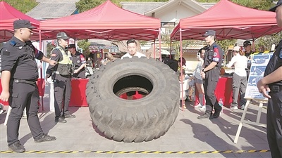 游客挑战翻轮胎