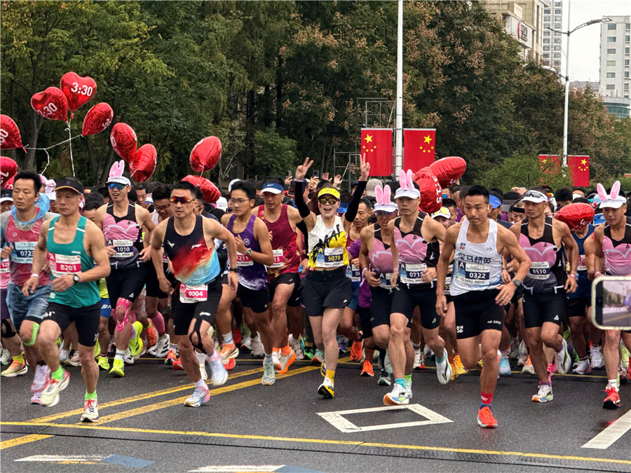 与光同行!1.5万人奔赴日照马拉松“十年之约”!