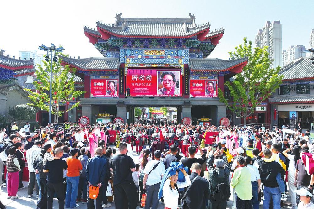 国庆假期,兰州老街推出沉浸式文旅活动,吸引众多市民游客打卡。