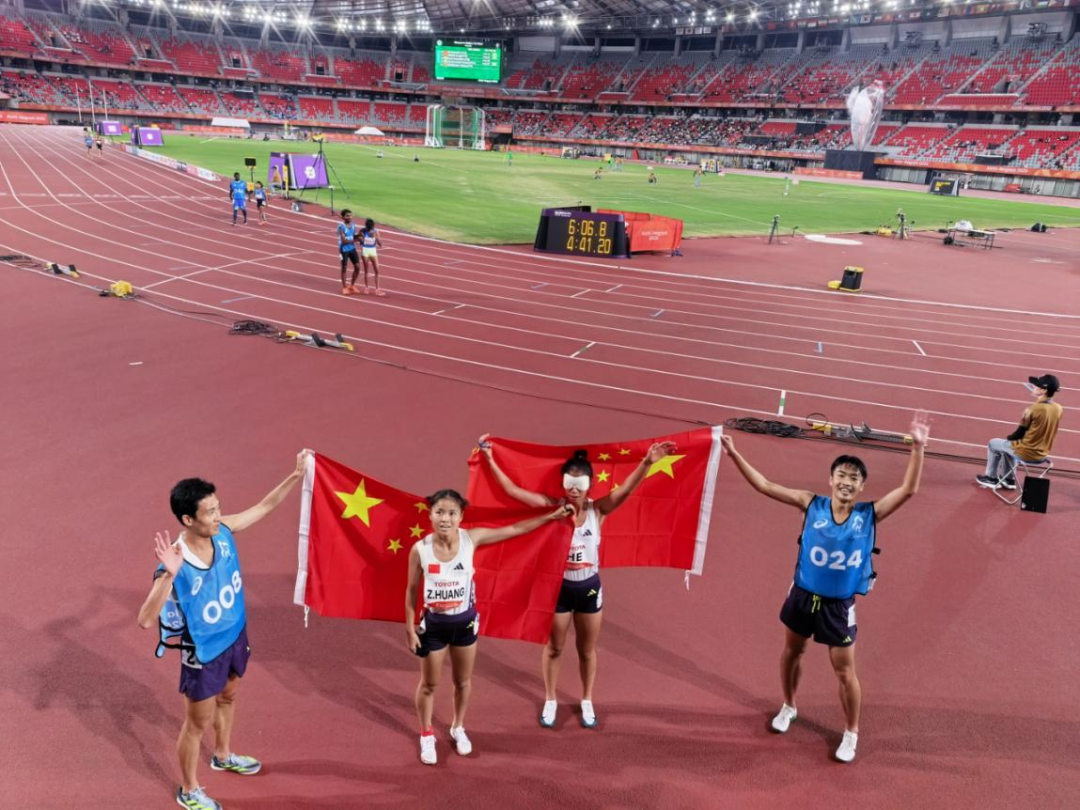 何珊珊(右二)、领跑员郑灿冉(右一)