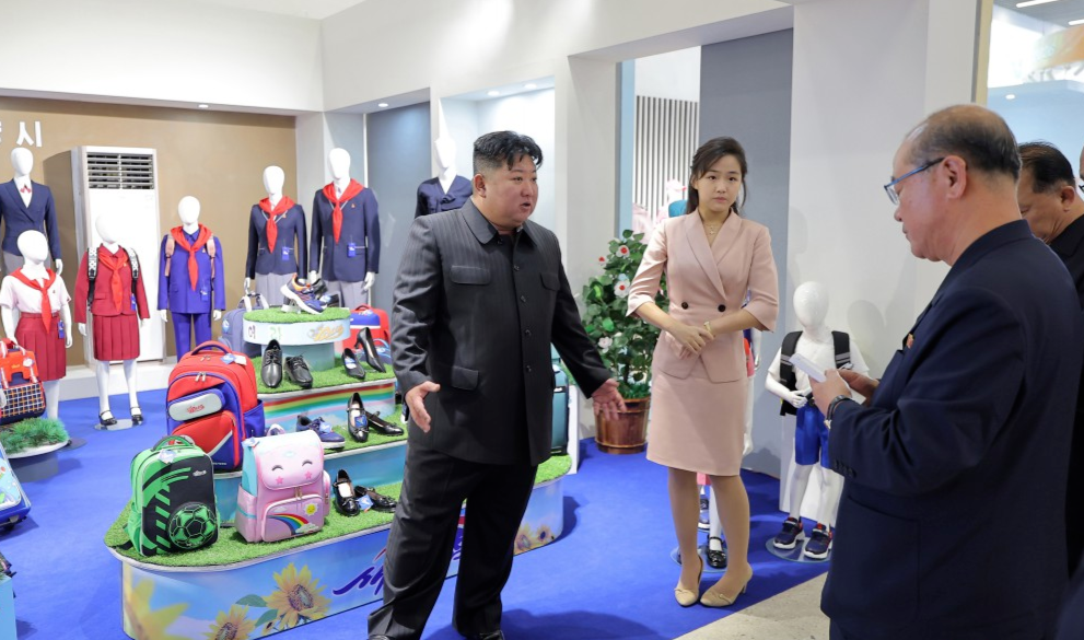 金正恩携女视察服装鞋展：轻工业部门要优先发展产品图案