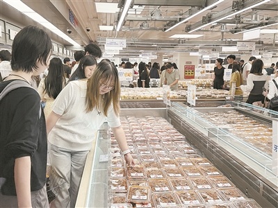 市民选购心仪美食