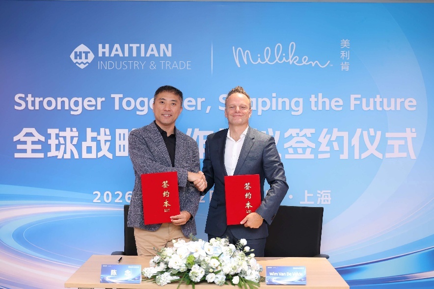 海天同创实业有限公司总经理陈念(左)与美利肯塑料高性能助剂事业部执行副总裁兼总经理 Wim Van De Velde(右)共同签署全球战略合作协议