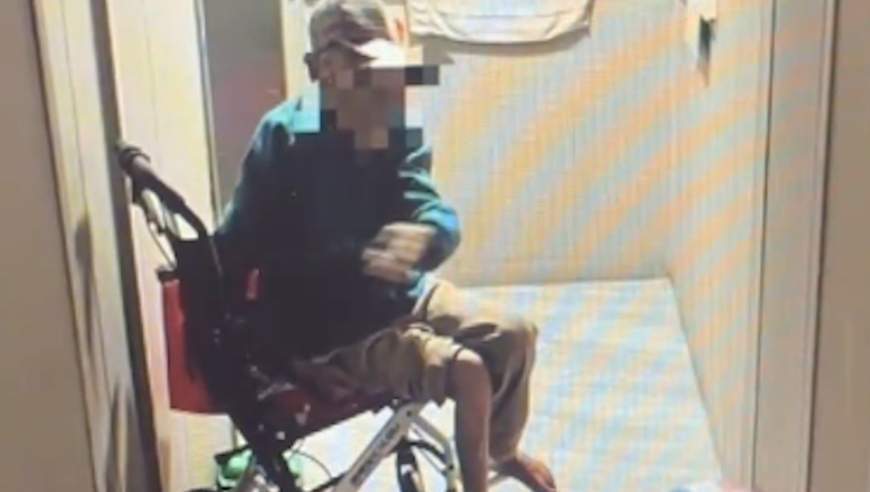 90岁老人睡轮椅上大半年，吃喝拉撒全在楼道，大女儿一墙之隔不让进门