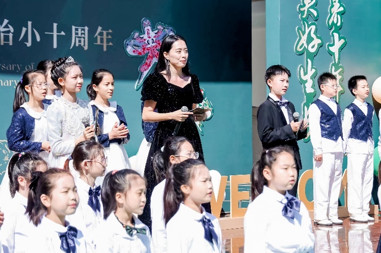 发展大会由老师与学生主持,颜值、气场皆有