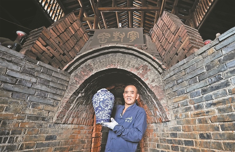 10月20日,位于景德镇市昌江区的宁封窑国际陶艺村古法开窑仪式现场,匠人搬出匣钵和瓷器。