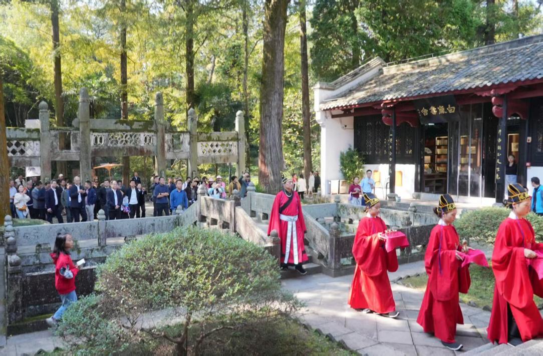 (文学名家们参观书院祭学典礼)