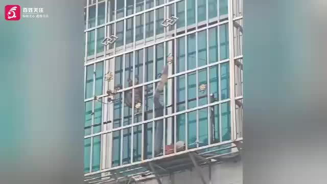 贵州一小区现16斤眼镜王蛇
