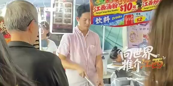 火到洛杉矶！赣州小伙在美国夜市炒江西米粉